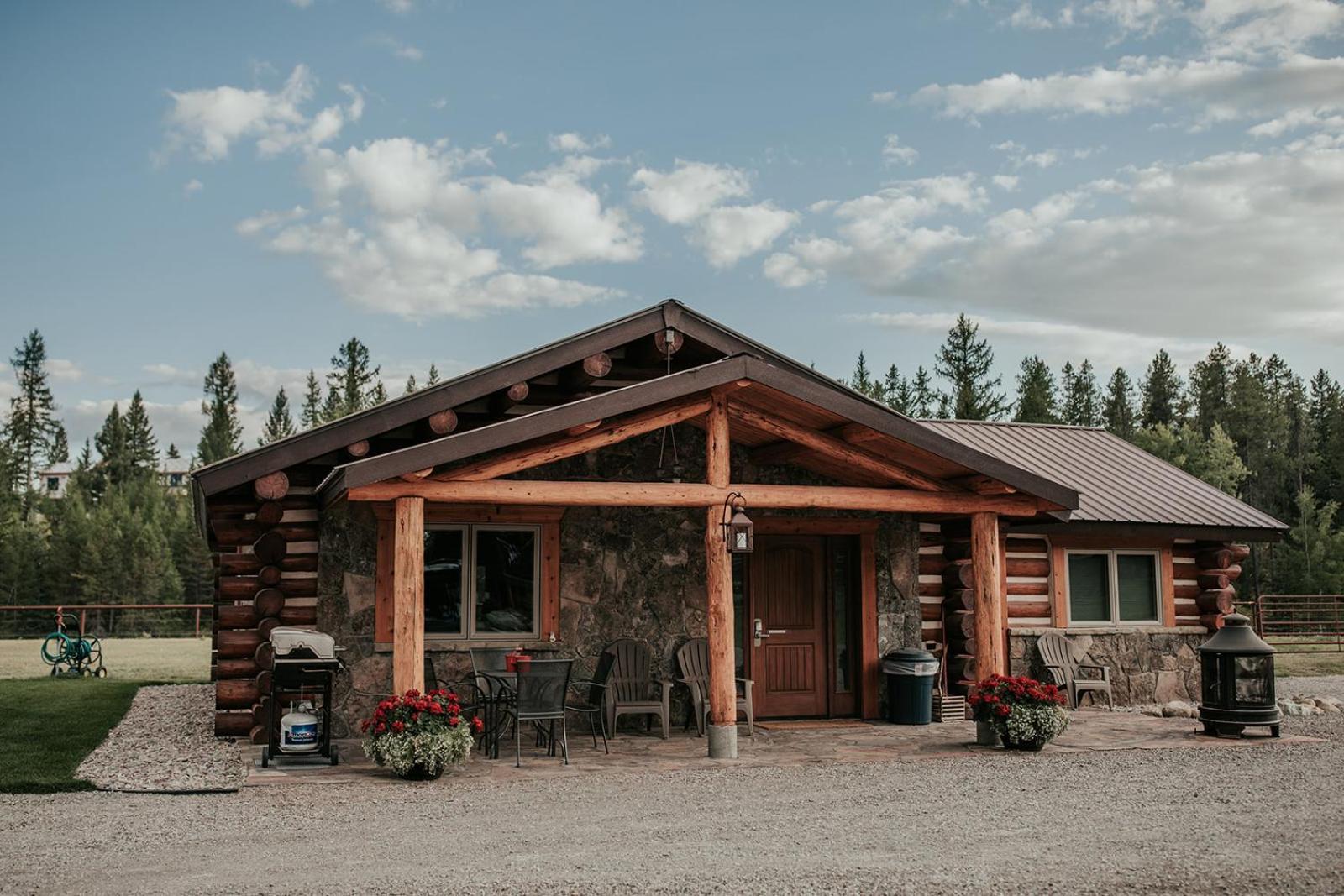 Glacier Homestead Coram Экстерьер фото